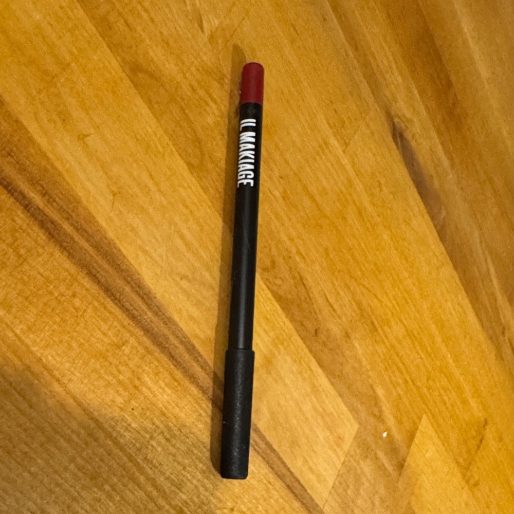 IL MAKIAGE Chic Lip Liner